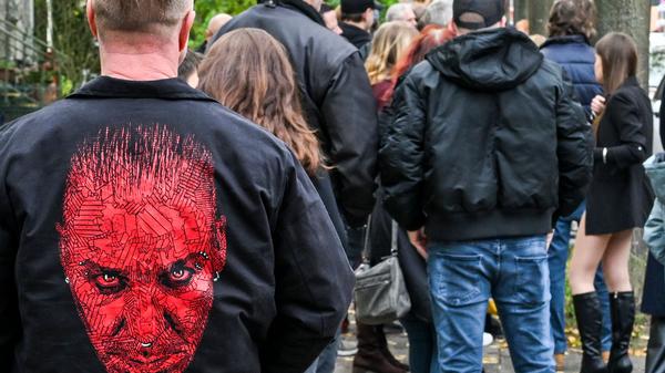 Eine lange Schlange von Fans steht bei der Autogrammstunde von Rammstein-Sänger Till Lindemann und Unternehmer Joey Kelly an. Vom ursprünglich vorgesehenen Ort, dem Astra-Kulturhaus, wurde die Veranstaltung in die Hertzstraße in Wilhelmsruh verlegt.