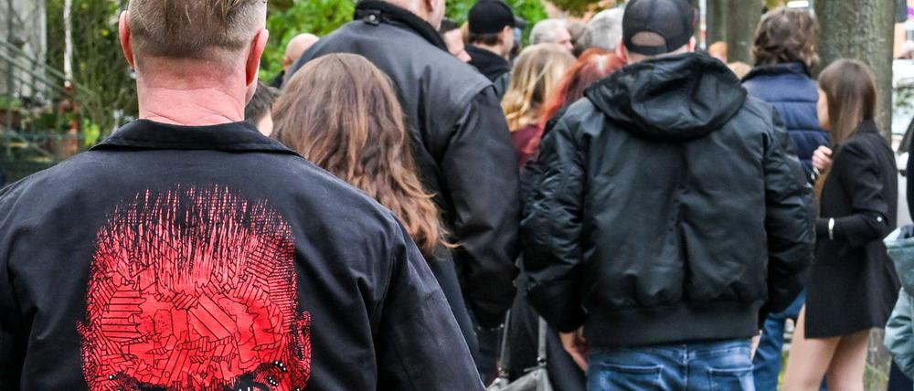 Eine lange Schlange von Fans steht bei der Autogrammstunde von Rammstein-Sänger Till Lindemann und Unternehmer Joey Kelly an. Vom ursprünglich vorgesehenen Ort, dem Astra-Kulturhaus, wurde die Veranstaltung in die Hertzstraße in Wilhelmsruh verlegt.