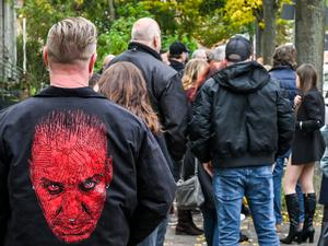 Eine lange Schlange von Fans steht bei der Autogrammstunde von Rammstein-Sänger Till Lindemann und Unternehmer Joey Kelly an. Vom ursprünglich vorgesehenen Ort, dem Astra-Kulturhaus, wurde die Veranstaltung in die Hertzstraße in Wilhelmsruh verlegt.