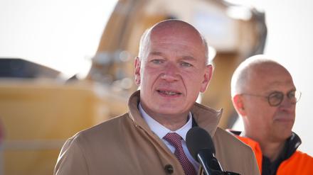 Berlins Regierender Bürgermeister Kai Wegner hält nichts von einer Wehrpflicht oder einem Losverfahren für den Dienst.