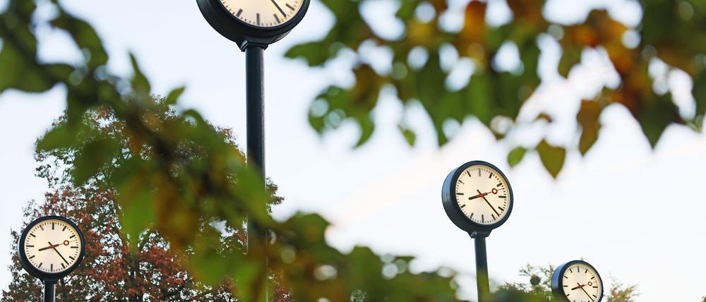 Die Zeitumstellung von Sommer- auf Winterzeit erfolgt 2025 in der Nacht zum 26. Oktober. (Archivbild)