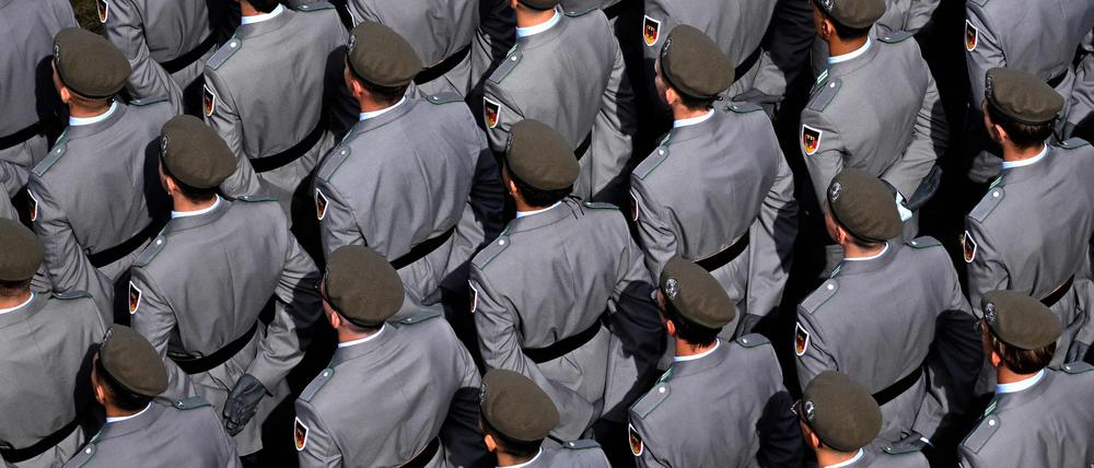 Bundeswehr-Rekruten beim Gelöbnis in Düsseldorf.