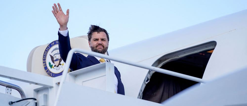 Der US-Vizepräsident JD Vance steigt am 20. Oktober 2025 auf der Joint Base Andrews in die Air Force Two, um nach Israel zu fliegen.
