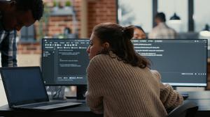 Eine Software-Programmiererin am Arbeitsplatz.