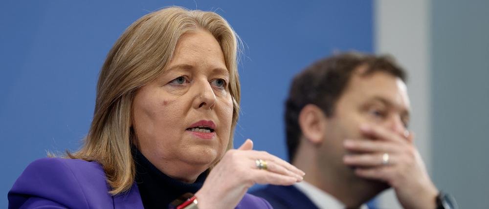 Die SPD-Vorsitzenden Bärbel Bas und Lars Klingbeil während einer gemeinsamen Pressekonferenz nach einer Koalitionsausschusssitzung am 9. Oktober 2024 im Kanzleramt in Berlin (Symbolbild).