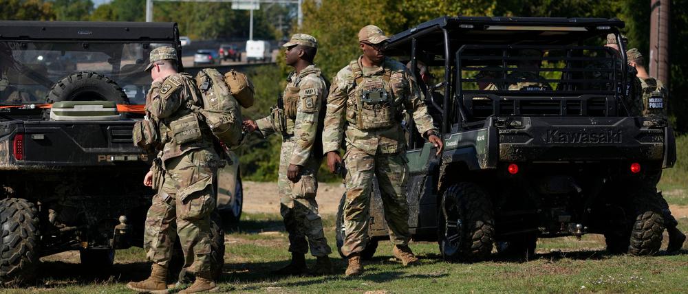 Mitglieder der Nationalgarde sind am Old Austin Peay Highway in der Nähe des Wolf River in Memphis zu sehen (Symbolbild)