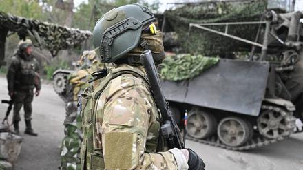 Ein russischer Soldat der Tsentr-Zentrumsgruppe, der für die Sicherung eines selbstfahrenden schweren Mörsers 2S4 Tyulpan Tulip verantwortlich ist, überwacht den Himmel.