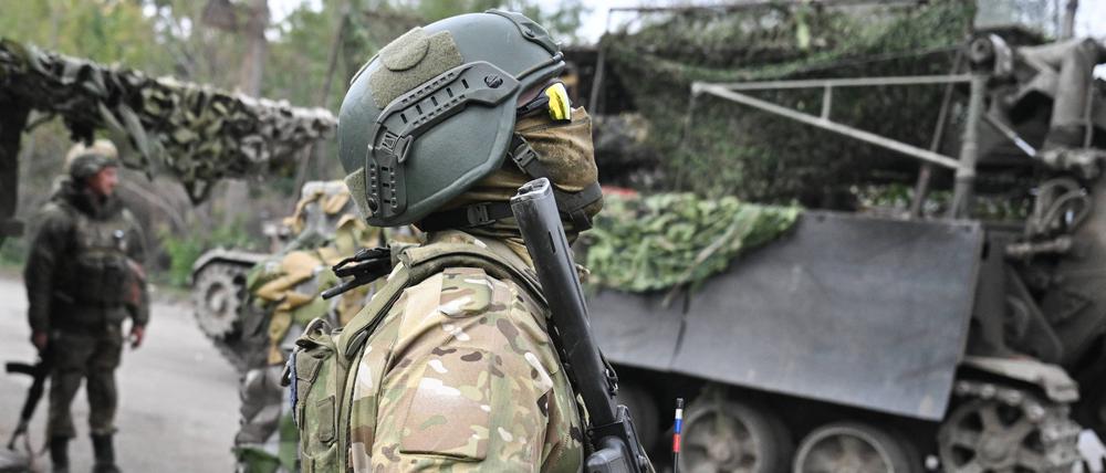 Ein russischer Soldat der Tsentr-Zentrumsgruppe, der für die Sicherung eines selbstfahrenden schweren Mörsers 2S4 Tyulpan Tulip verantwortlich ist, überwacht den Himmel.