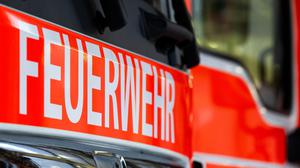 Ein Einsatzfahrzeug mit der Aufschrift Feuerwehr.