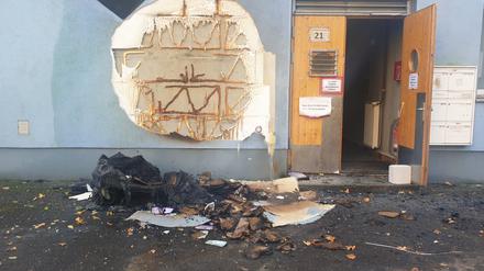 Durch einen Brand wurde die Fassade eines queeren Zentrums in Cottbus beschädigt.