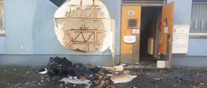 Durch einen Brand wurde die Fassade eines queeren Zentrums in Cottbus beschädigt.