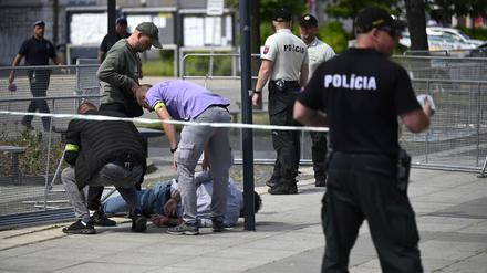 Polizisten nehmen einen Mann fest, nachdem der slowakische Ministerpräsident Fico nach einer Kabinettssitzung in der Stadt Handlova angeschossen und verletzt worden war (Archivbild).