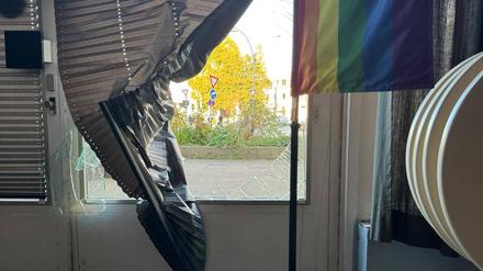 Das schwule Anti-Gewaltprojekt Maneo in Schöneberg ist erneut Ziel eines Angriffs geworden. Zum vierten Mal innerhalb weniger Wochen wurde eine Scheibe eingeworfen.