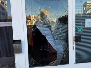 Das schwule Anti-Gewaltprojekt Maneo in Schöneberg ist erneut Ziel eines Angriffs geworden. Zum vierten Mal innerhalb weniger Wochen wurde eine Scheibe eingeworfen.