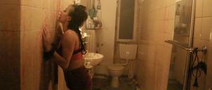 Blutige Badezimmerszene aus der queeren Horrorinstallation „Nightcrawlers“ in der Malzfabrik.