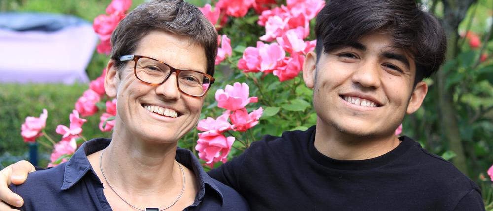 Eine Ehrenamtliche mit einem von ihr betreuten, geflüchteten Jugendlichen.