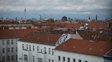 Blick über Wohnhäuser in Neukölln in Richtung Fernsehturm: Bei den Berliner Bezirksämtern häufen sich Meldungen über Wuchermieten. 