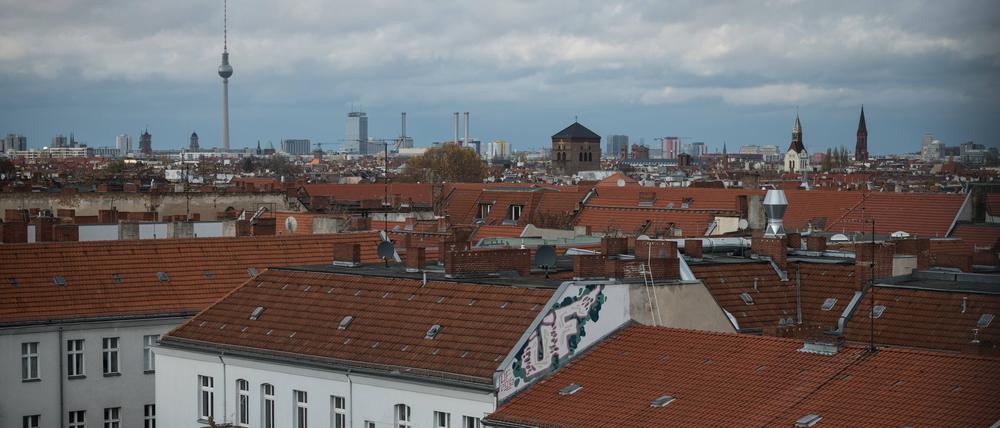 Blick über Wohnhäuser in Neukölln in Richtung Fernsehturm: Bei den Berliner Bezirksämtern häufen sich Meldungen über Wuchermieten.