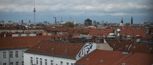 Blick über Wohnhäuser in Neukölln in Richtung Fernsehturm: Bei den Berliner Bezirksämtern häufen sich Meldungen über Wuchermieten. 
