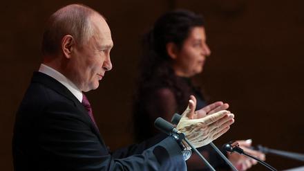Der russische Präsident Wladimir Putin nimmt am 17. Oktober 2025 im Bolschoi-Theater in Moskau an den Feierlichkeiten zum 20-jährigen Jubiläum des russischen Staatsfernsehsenders RT (ehemals Russia Today) teil.