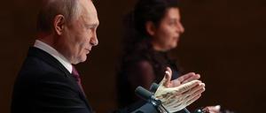 Der russische Präsident Wladimir Putin nimmt am 17. Oktober 2025 im Bolschoi-Theater in Moskau an den Feierlichkeiten zum 20-jährigen Jubiläum des russischen Staatsfernsehsenders RT (ehemals Russia Today) teil.