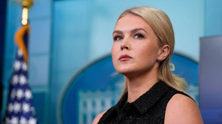Die Pressesprecherin des Weißen Hauses, Karoline Leavitt, hört dem stellvertretenden Stabschef des Weißen Hauses Miller während eines Pressebriefings im Weißen Haus zu.