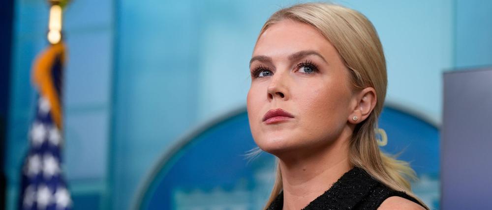 Die Pressesprecherin des Weißen Hauses, Karoline Leavitt, hört dem stellvertretenden Stabschef des Weißen Hauses Miller während eines Pressebriefings im Weißen Haus zu.