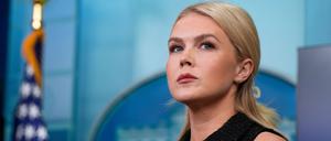 Die Pressesprecherin des Weißen Hauses, Karoline Leavitt, hört dem stellvertretenden Stabschef des Weißen Hauses Miller während eines Pressebriefings im Weißen Haus zu.