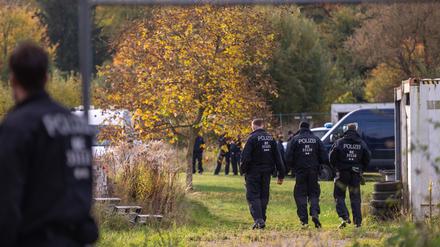 Nach Angaben der Polizei ist das Gelände etwa einen halben Hektar groß.