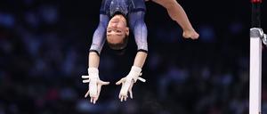 Lihie Raz bei einer Übung am Stufenbarren.