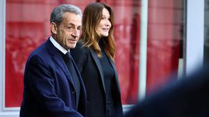 Schwerer Gang: Carla Bruny-Sarkozy begleitet ihren Mann Nicolas Sarkozy zu dessen Haftantritt. 