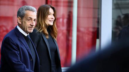 Schwerer Gang: Carla Bruny-Sarkozy begleitet ihren Mann Nicolas Sarkozy zu dessen Haftantritt.