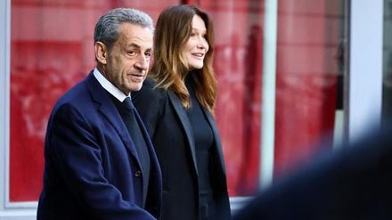 Schwerer Gang: Carla Bruny-Sarkozy begleitet ihren Mann Nicolas Sarkozy zu dessen Haftantritt. 