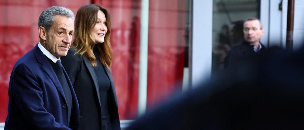 Schwerer Gang: Carla Bruny-Sarkozy begleitet ihren Mann Nicolas Sarkozy zu dessen Haftantritt. 