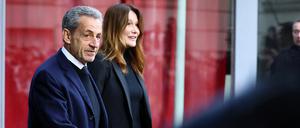 Schwerer Gang: Carla Bruny-Sarkozy begleitet ihren Mann Nicolas Sarkozy zu dessen Haftantritt.