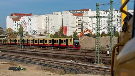 Schon im Dezember soll es aufgrund des Neubaus der A100-Ringbahnbrücke zu kürzeren Einschränkungen im S-Bahn-Verkehr kommen. (Archivbild)