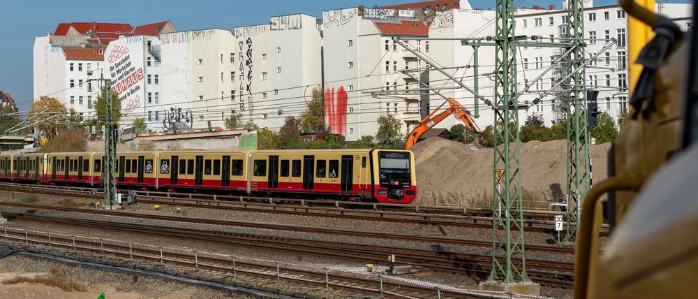 Schon im Dezember soll es aufgrund des Neubaus der A100-Ringbahnbrücke zu kürzeren Einschränkungen im S-Bahn-Verkehr kommen. (Archivbild)