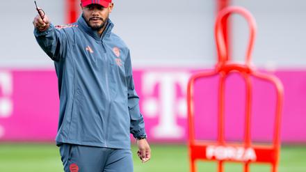 Vincent Kompany muss auch beim Abschlusstraining des FC Bayern auf Serge Gnabry verzichten.