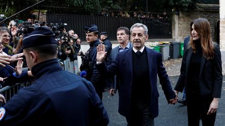 Paris: Frankreichs ehemaliger Präsident Nicolas Sarkozy verlässt Hand in Hand mit seiner Frau Carla Bruni-Sarkozy seine Residenz, um sich im Gefängnis La Santé vorzustellen, wo er zu einer fünfjährigen Haftstrafe verurteilt wurde.