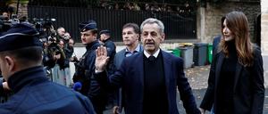 Paris: Frankreichs ehemaliger Präsident Nicolas Sarkozy verlässt Hand in Hand mit seiner Frau Carla Bruni-Sarkozy seine Residenz, um sich im Gefängnis La Santé vorzustellen, wo er zu einer fünfjährigen Haftstrafe verurteilt wurde.