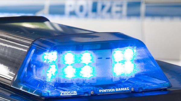 Ein Blaulicht leuchtet auf dem Dach eines Polizeiwagens.  (Symbolbild)