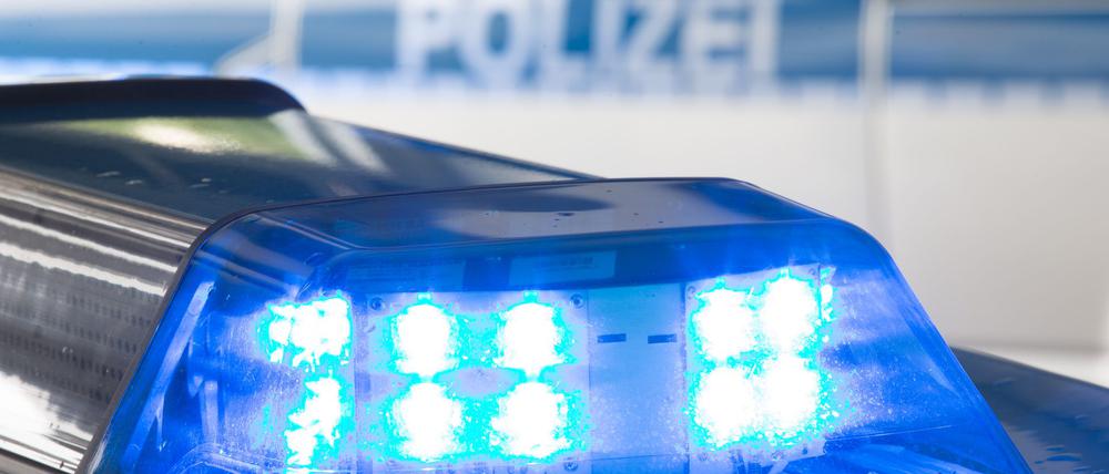 Ein Blaulicht leuchtet auf dem Dach eines Polizeiwagens. (Symbolbild)