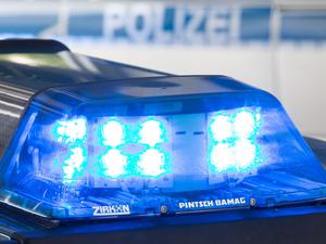 Ein Blaulicht leuchtet auf dem Dach eines Polizeiwagens.  (Symbolbild)