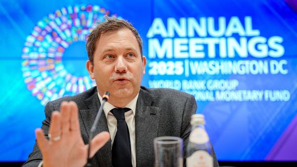 Entwarnung gibt es für Lars Klingbeil (SPD), Finanzminister und Vizekanzler, trotz der voraussichtlich höheren Steuereinnahmen nicht – der Spardruck bleibt hoch.