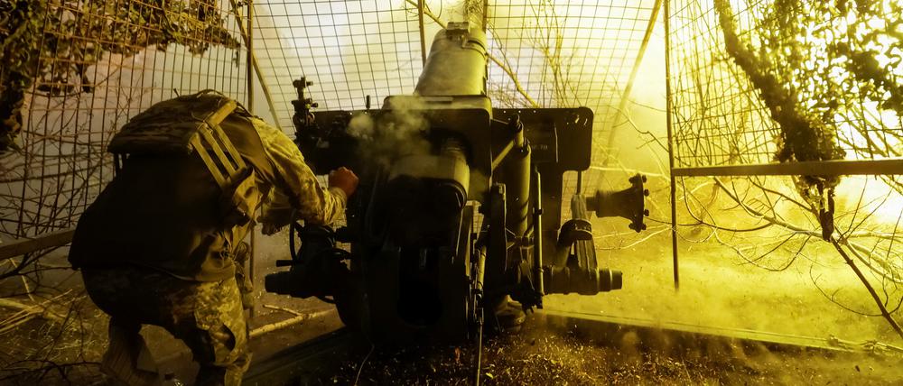 Ein ukrainischer Soldat beim Abfeuern einer Haubitze (Symbolfoto).