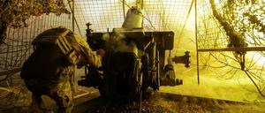 Ein ukrainischer Soldat beim Abfeuern einer Haubitze (Symbolfoto).