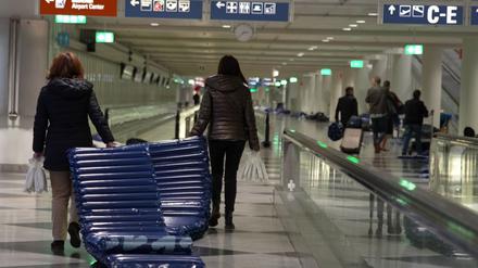 Am Flughafen München tragen Passagiere Anfang Oktober nach Drohnensichtungen schon Luftmatratzen, um im Airport schlafen zu können.