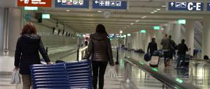 Am Flughafen München tragen Passagiere Anfang Oktober nach Drohnensichtungen schon Luftmatratzen, um im Airport schlafen zu können.
