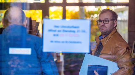 Nach knapp einem Jahr trennen sich die Wege von  Oliver Hintz (r), als Leiter des Klützer Literaturhauses „Uwe Johnson“, und der Stadt als Trägerin des Hauses wieder. 