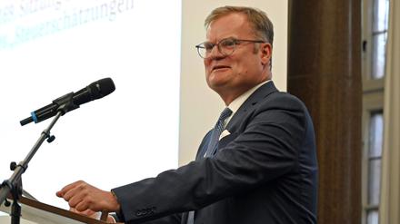 Berlins Finanzsenator Wolfgang Schyrocki muss das Geld des Landes zusammenhalten. Bei den Gehältern der Manager der Landesbetriebe sieht er dafür keinen Grund.